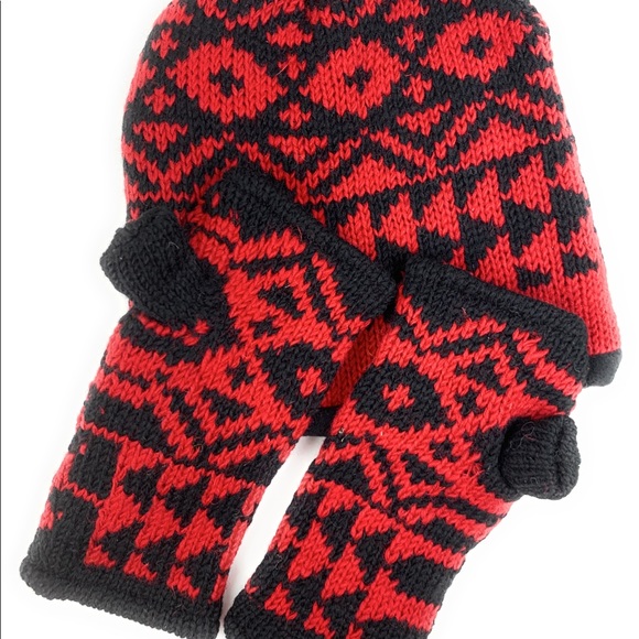 Red beanie and typing gloves set - Picture 4 of 6